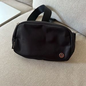 Lululemon belt bag/ fanny pack (1 L size)
